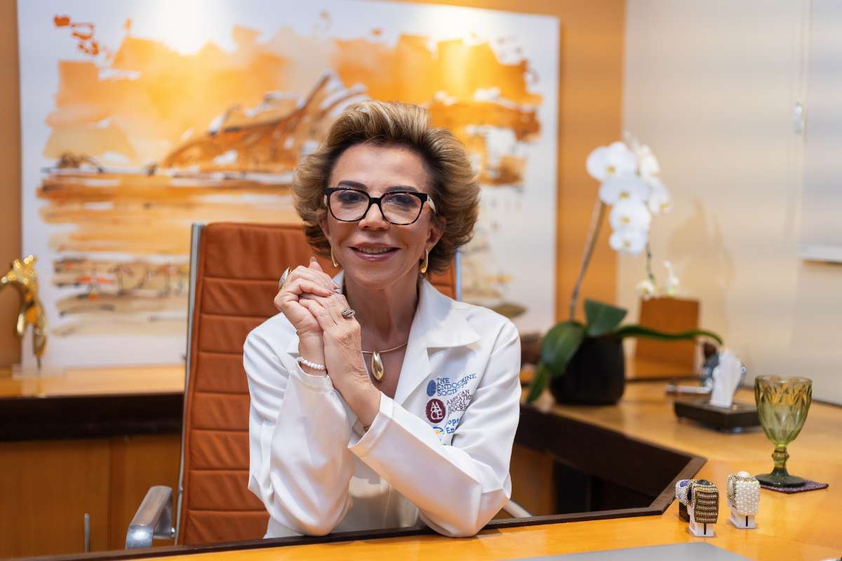 Dra Silvia bretz Médica endocrinologista, com foco em emagrecimento, menopausa, saúde hormonal Dra. Silvia Bretz